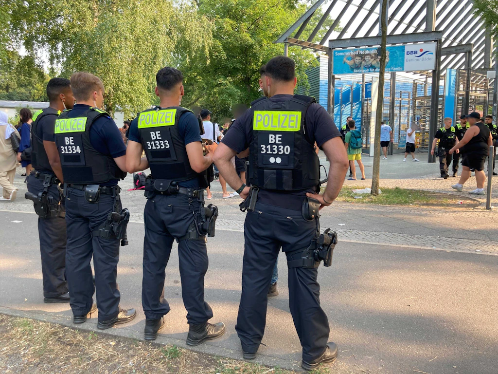 Blutige Messerstecherei im Columbiabad: Zwei Verletzte, Einlass-Stop