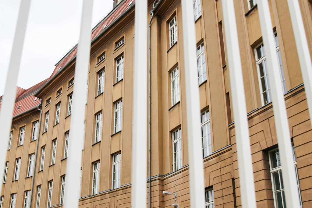 Blick durch einen Zaun auf die Emanuel-Lasker-Oberschule in Berlin-Friedrichshain.&nbsp;