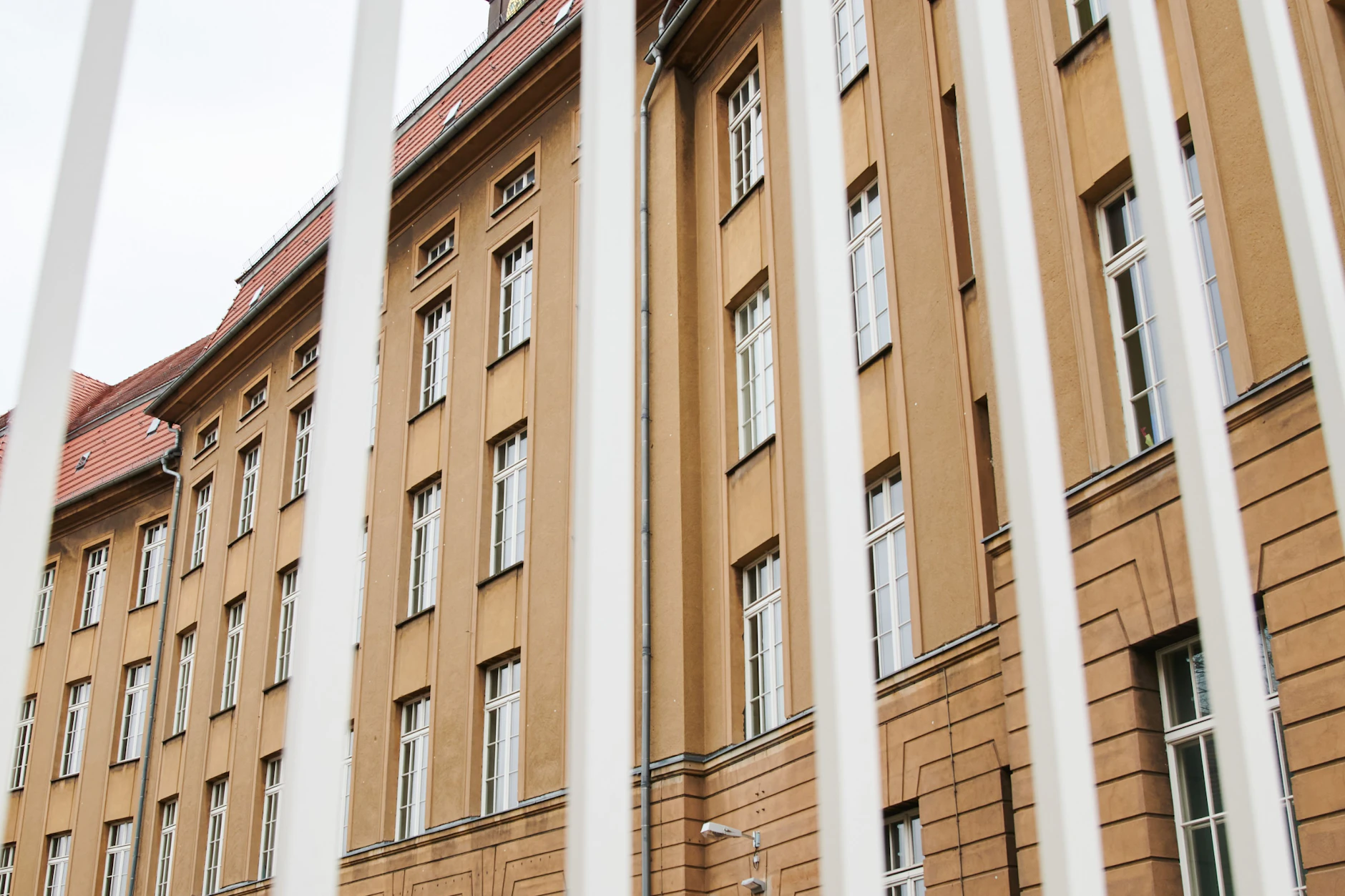 Blick durch einen Zaun auf die Emanuel-Lasker-Oberschule in Berlin-Friedrichshain. 
