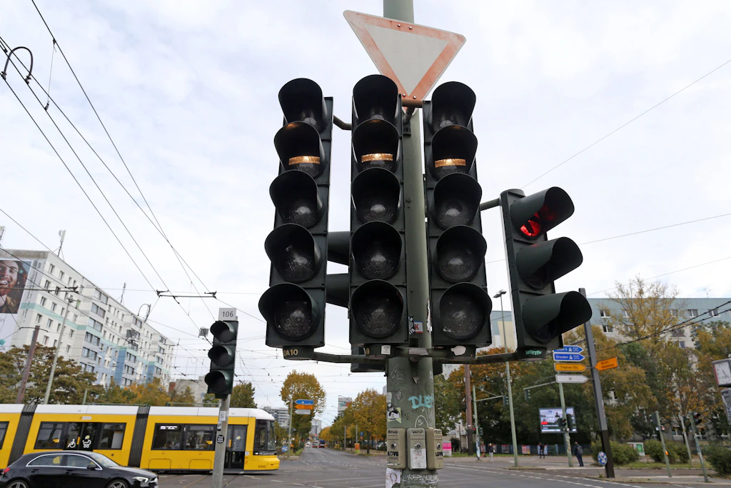 Hier an der Kreuzung Landsberger Allee, Ecke Petersburger Straße beginnt die Baustellen. Die Ampeln werden im Rahmen der Bauarbeiten auch neu geschaltet.