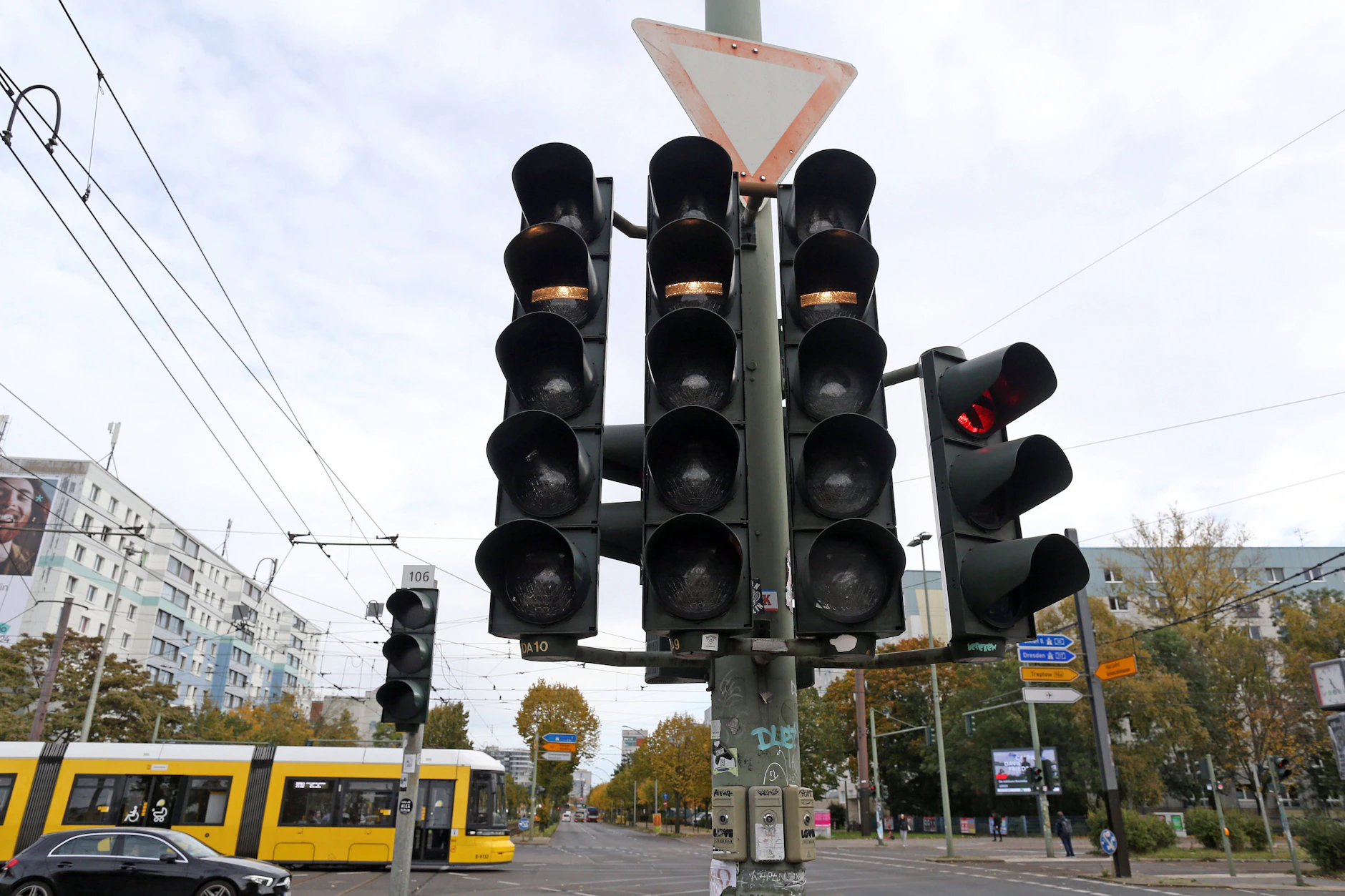 Hier an der Kreuzung Landsberger Allee, Ecke Petersburger Straße beginnt die Baustellen. Die Ampeln werden im Rahmen der Bauarbeiten auch neu geschaltet.