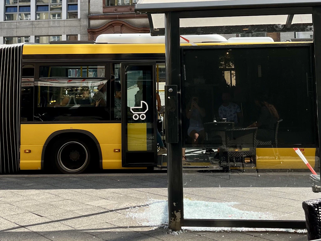 Trotz zersplitterter Scheibe: Mittags halten die Busse wieder ganz normal an der Haltestelle.