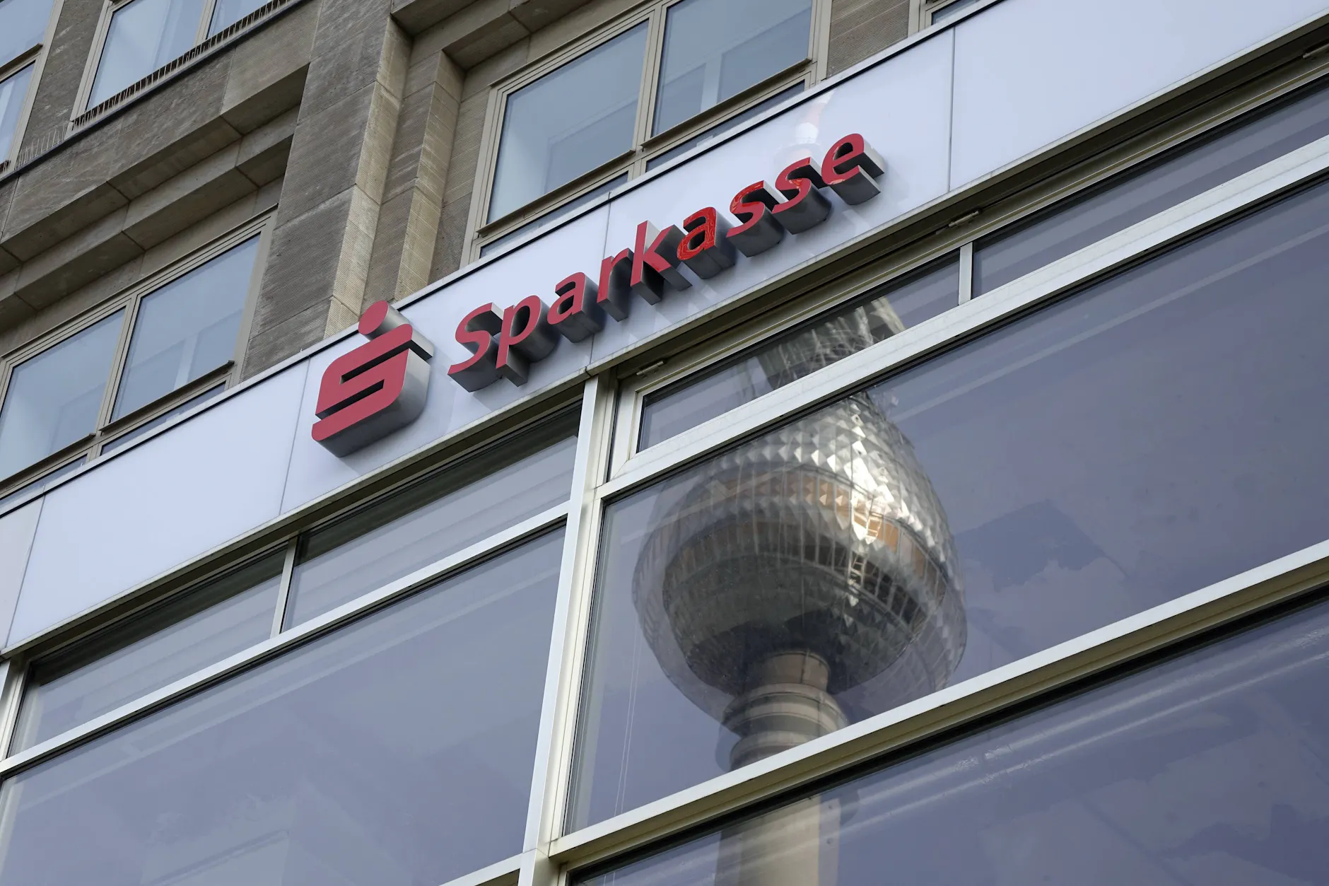 An der Sparkassenfiliale am Alexanderplatz beginnt die Demonstration.