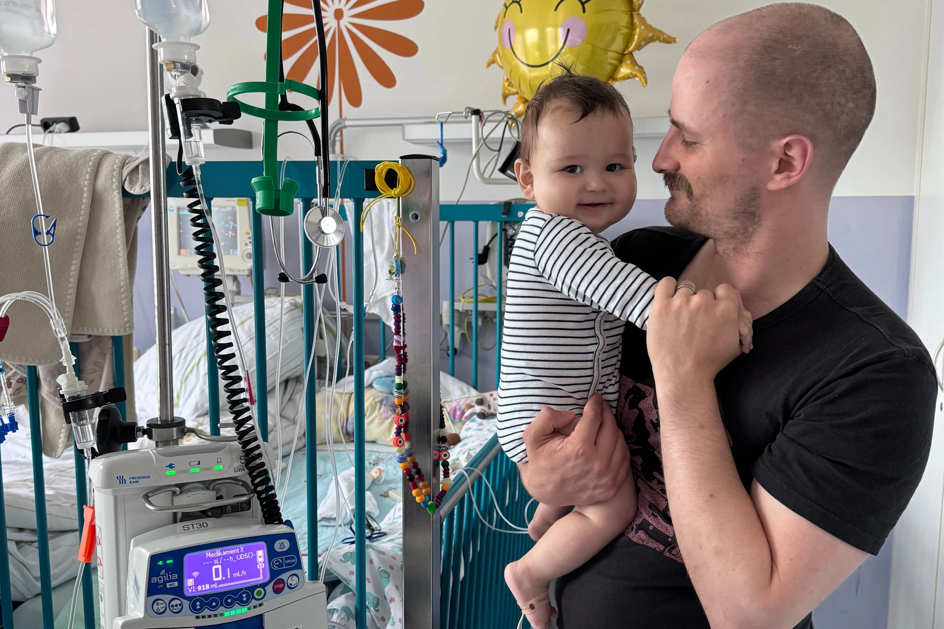 Der kleine Nilas mit seinem Vater Johannes im Virchow Klinikum.