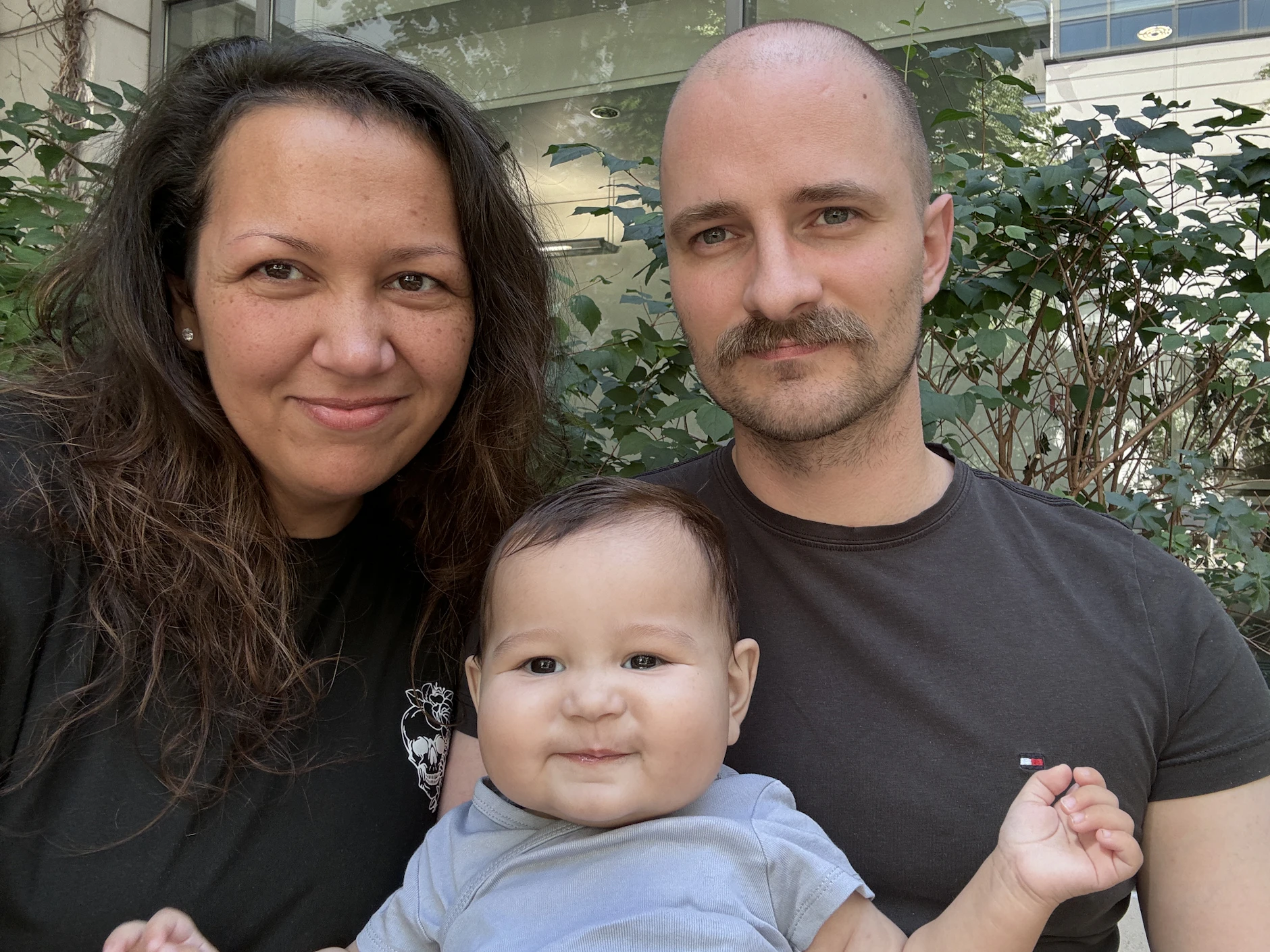 Die Eltern von Nilas rufen zur Stammzell-Registrierung für ihren Sohn und andere Betroffene auf.