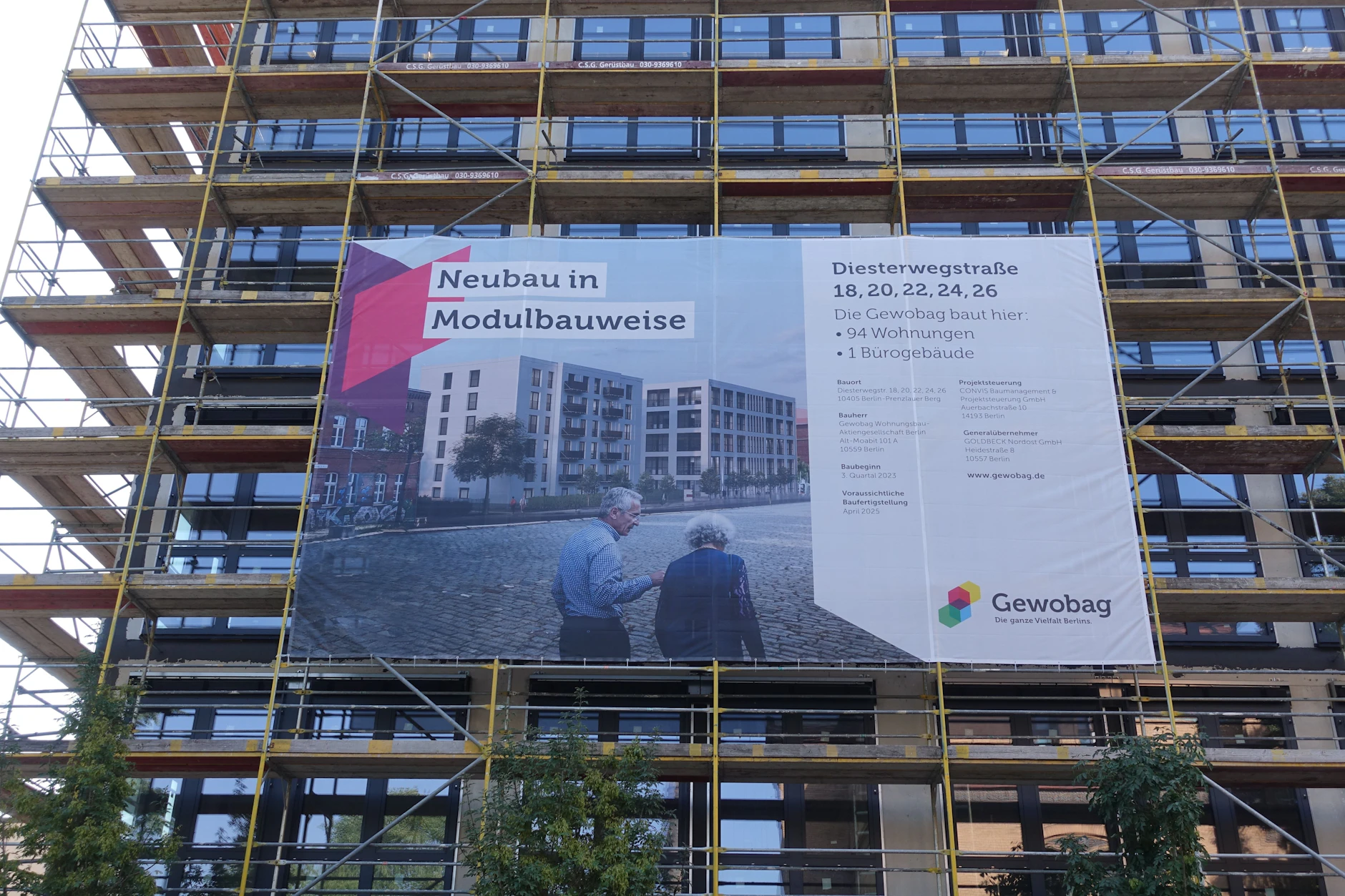 Auf dieser Plane werden die Bauten in der Diesterwegstraße angekündigt. Von einem Flüchtlingsheim steht hier nichts. 