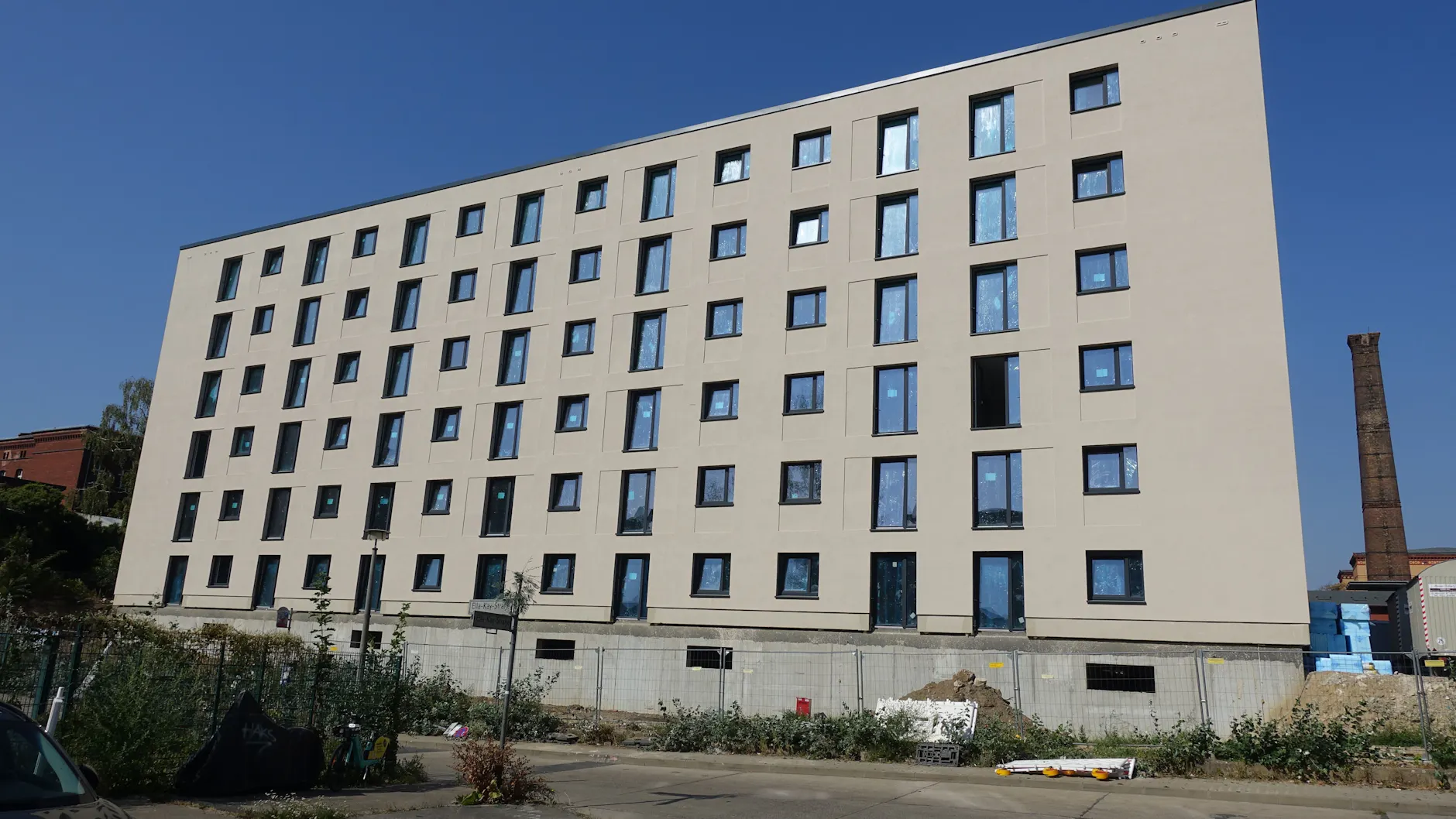 Direkt gegenüber der DDR-Mehrgeschosser im Thälmannpark steht dieser Neubau für Flüchtlinge.