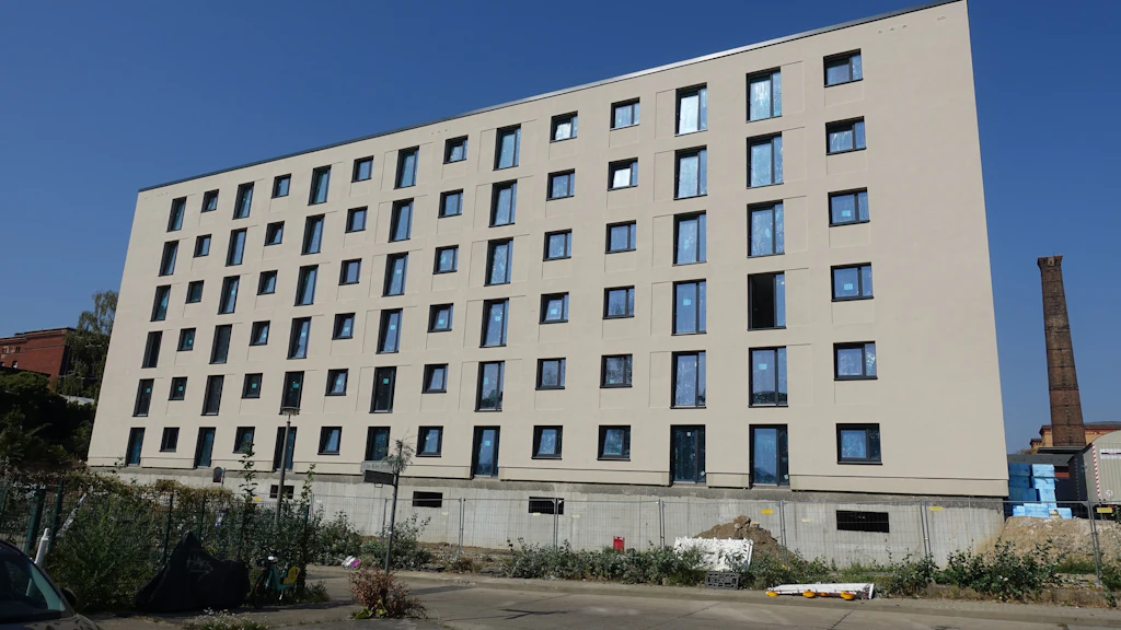 Direkt gegenüber der DDR-Mehrgeschosser im Thälmannpark steht dieser Neubau für Flüchtlinge.