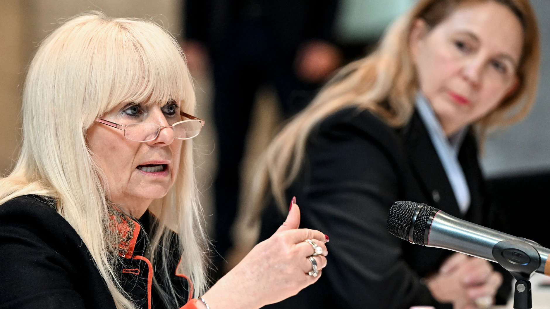 28 Frauen wurden in diesem Jahr schon in Berlin getötet: Diese Zahlen vermeldet Innensenatorin Iris Spranger (li, SPD) und Berlins Polizeipräsidentin Barbara Slowik. 