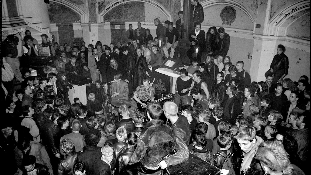 1987 in der Zionskirche: der Auftritt von Element of Crime, kurz bevor rechte Skinheads und rechte Hooligans die Kirche stürmen.