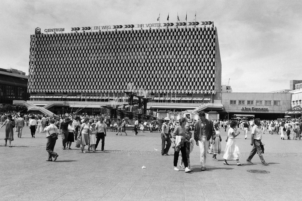 Der Alexanderplatz im Jahre 1987. Der Brunnen der Völkerfreundschaft im Hintergrund hieß damals im Volksmund übrigens „Nuttenbrosche“. Weil hier Ost-Prostituierte auf West-Freier warteten. Prostitution konnte in der DDR als asoziales Verhalten verurteilt werden.