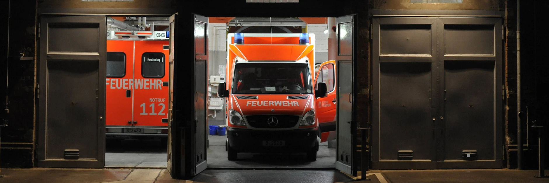 Rettungswagen der Feuerwehr in der Feuerwache 1300 in der Oderberger Straße in Berlin-Prenzlauer Berg. 