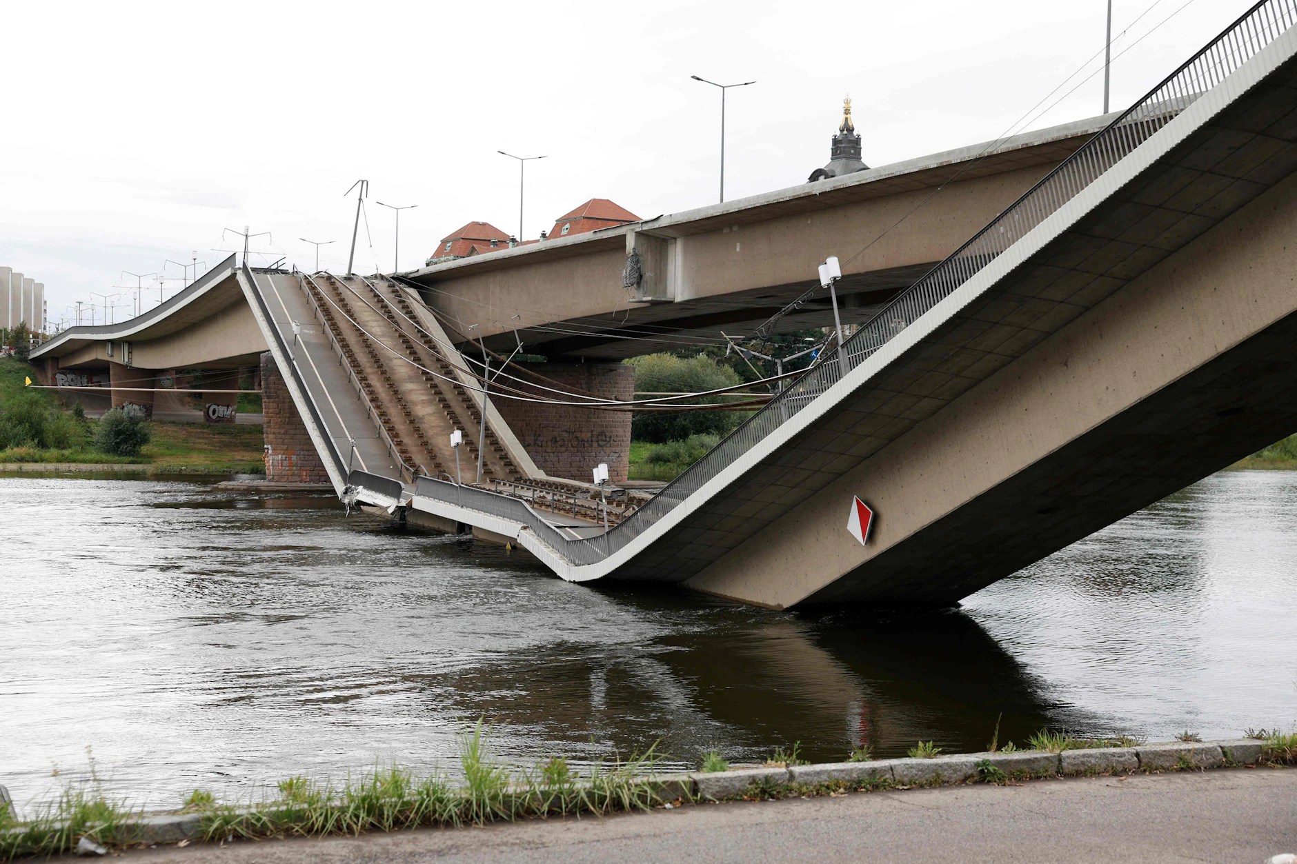 Eingestürzte Carola-Brücke in Dresden.