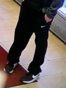 Der Räuber mit den X-Beinen, fotografiert von einer Überwachungskamera.