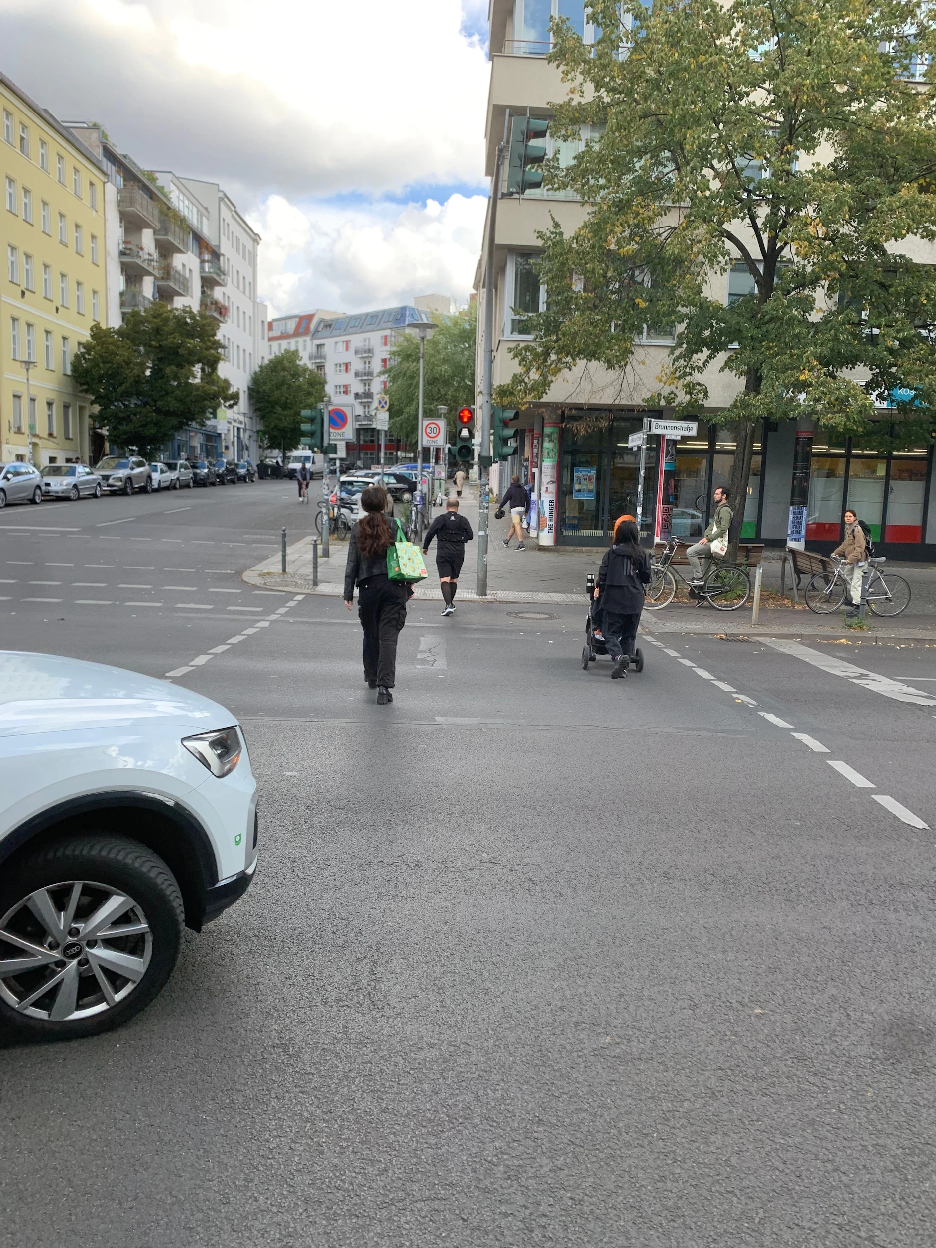 Die Fußgänger haben schon Rot, die abbiegenden Autos müssen aber noch warten.