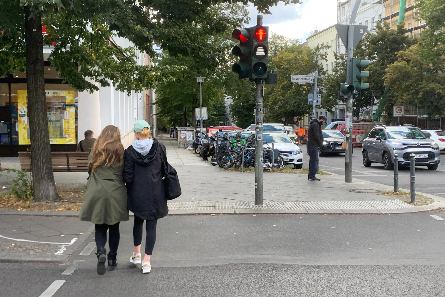 Die Countdown-Ampel an der Brunnenstraße: Fußgänger haben schon Rot, die Balkenanzeige darunter soll die ablaufende Zeit deutlich machen, bis die Fußgänger die Straße verlassen haben müssen.