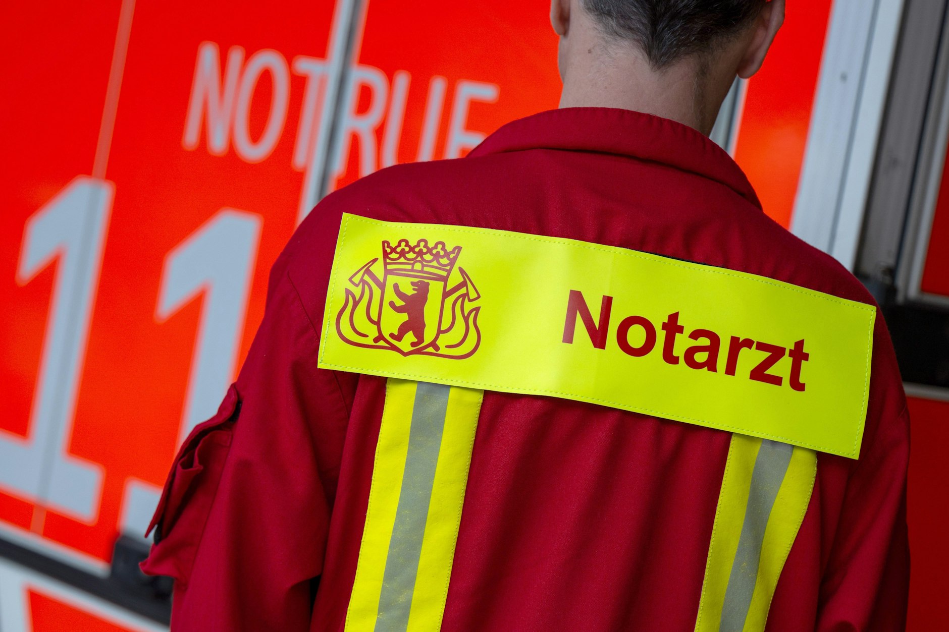 Ein Notarzt kümmerte sich um den verbrühten Mann (Symbolbild).