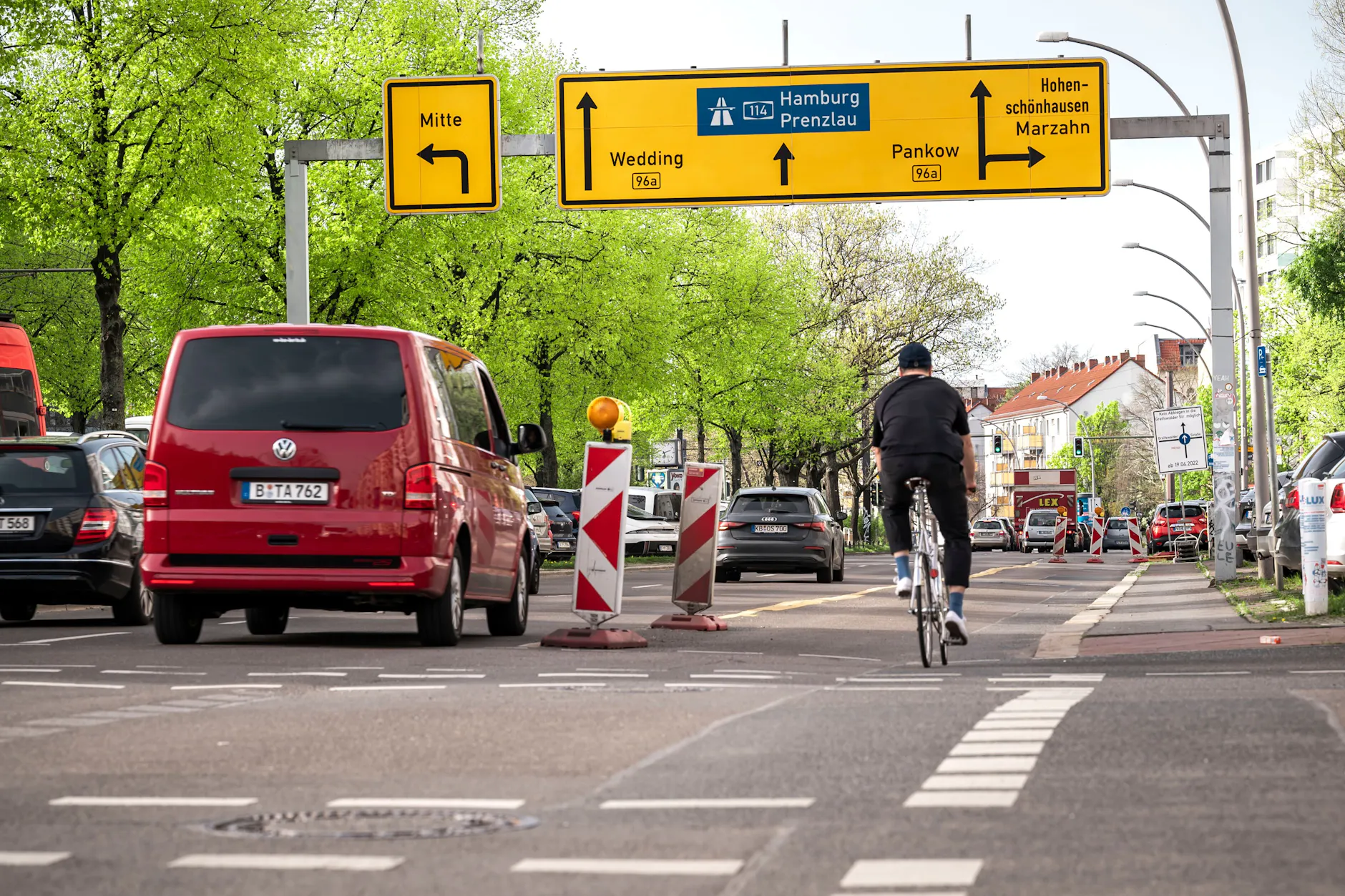 Die Petersburger Straße in Berlin-Friedrichshain wird drei Jahre lang umgebaut. Am Montag werden die Ampeln an der Kreuzung zur Landsberger Allee und Danziger Straße ausgeschaltet, das Abbiegen nach Mitte ist dann nicht mehr möglich.