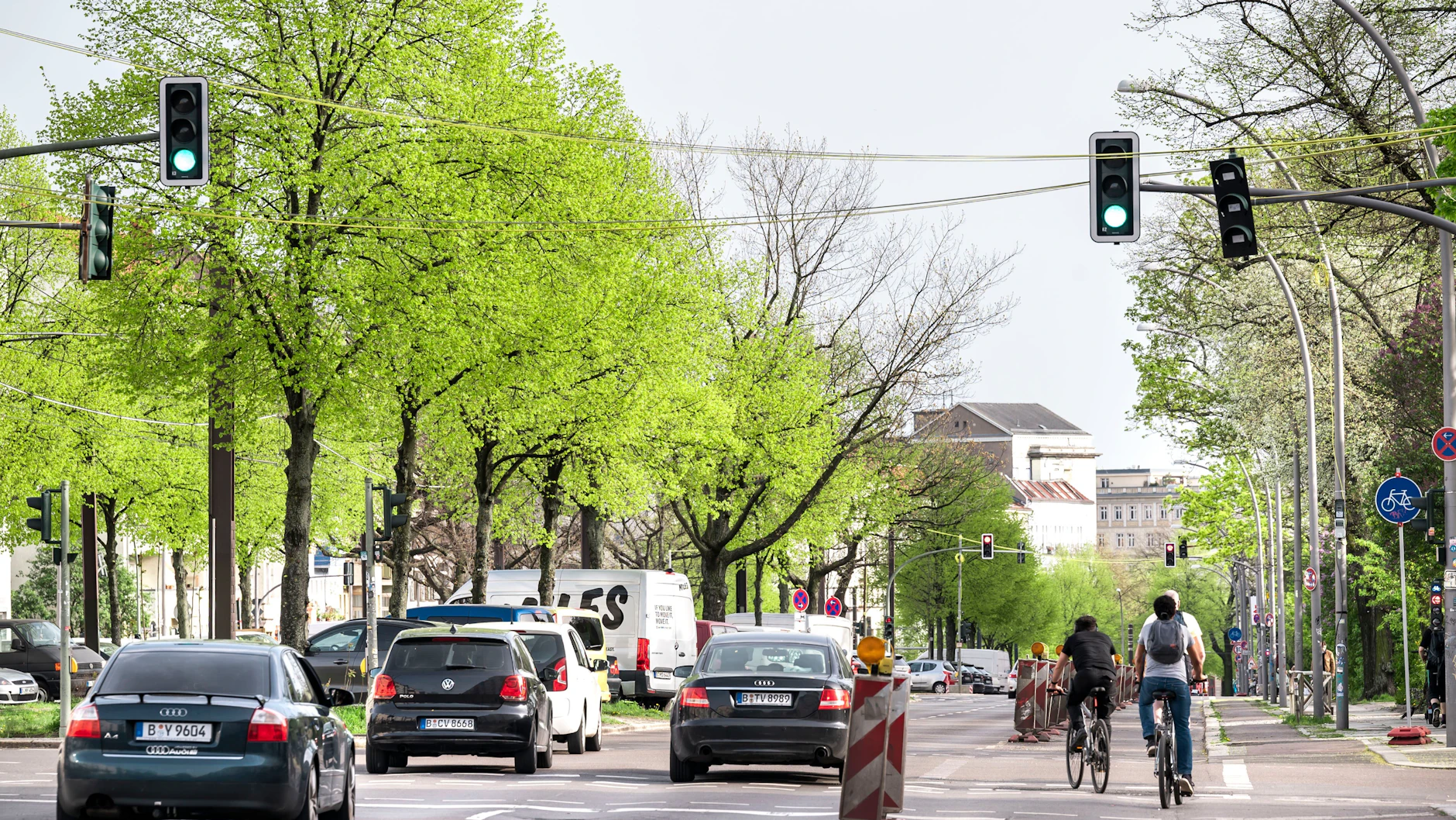 Ab Montag auf der Petersburger Straße: Bei Vollsperrung der jeweils zu erneuernden Richtungsfahrbahn wird der motorisierte Fahrzeugverkehr auf der gegenüberliegenden Richtungsfahrbahn im Gegenverkehr, mit nur einem Fahrstreifen je Fahrtrichtung, geführt.