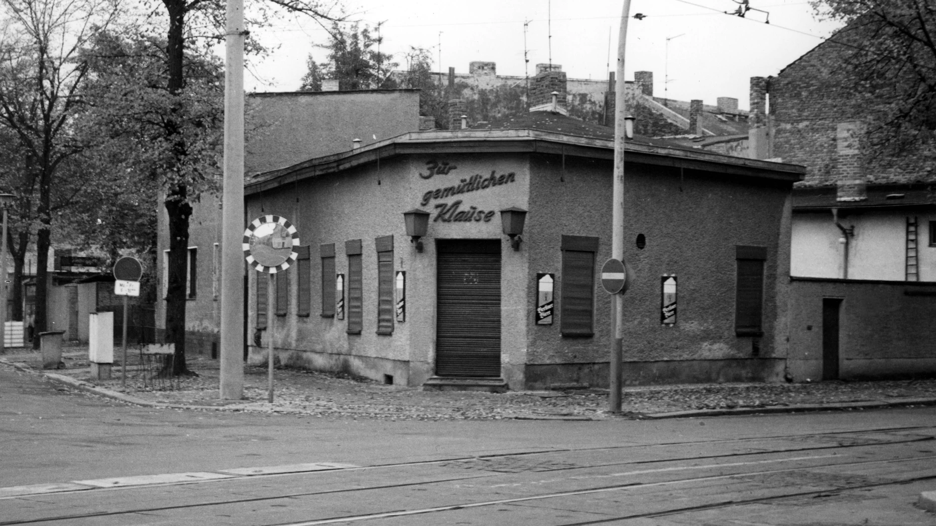 In der Langhansstraße mit der Kneipe „Zur gemütlichen Klause“ wurde 1984 die 350. modernisierte Wohnung übergeben.