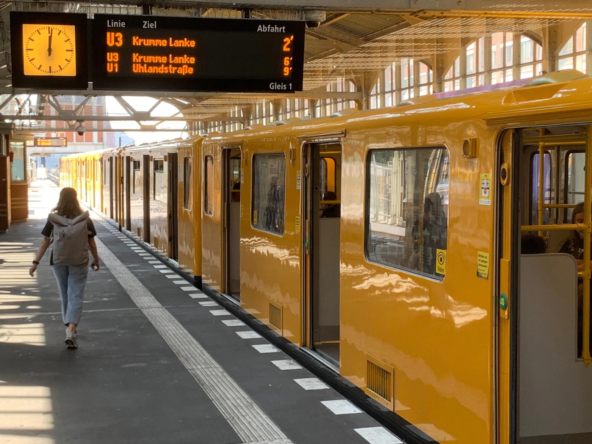 Am Wochenende musste man hier noch bis zu 30 Minuten warten: Dienstagmittag lief auf dem U-Bahnhof Warschauer Straße alles nach Fahrplan.