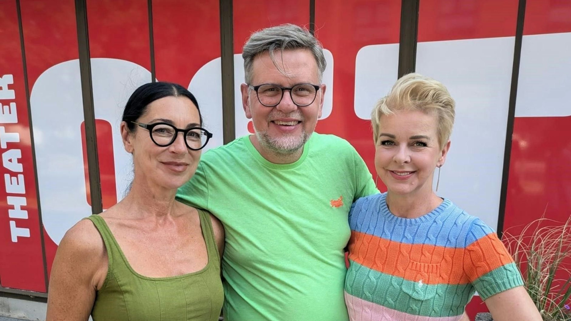 Thomas Riedel und Ines Krüger (r.) mit Theater-Chefin Kathrin Schülein vor dem Theater Ost in Berlin-Adlershof: Ganz in der Nähe startete vor 35 Jahren im Studio D die DDR-Kultsendung „Elf99“.