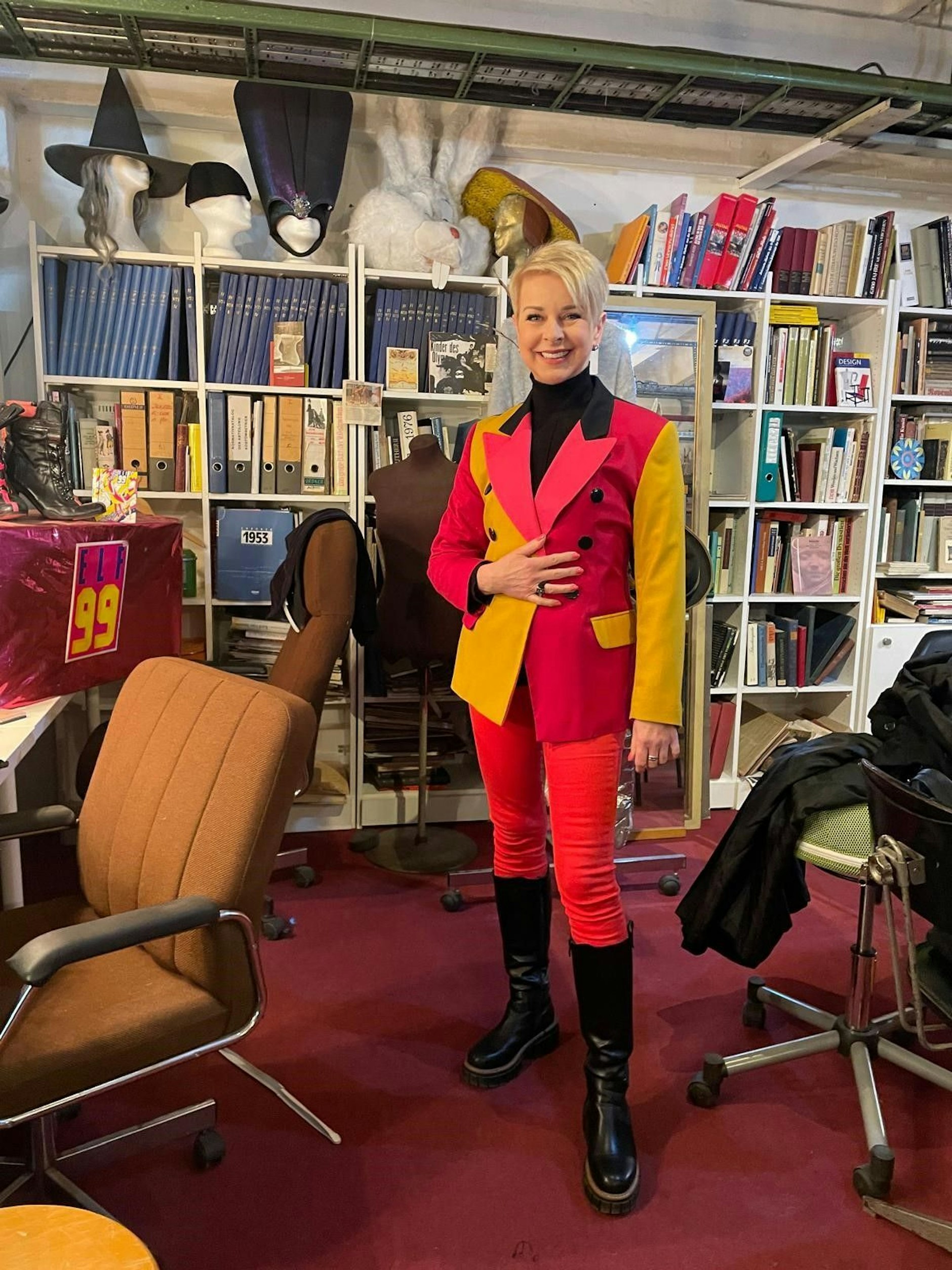 Er passt noch! Ines Krüger fand im Adlershofer Fundus noch einen Blazer, den sie bei „Elf99“ trug.