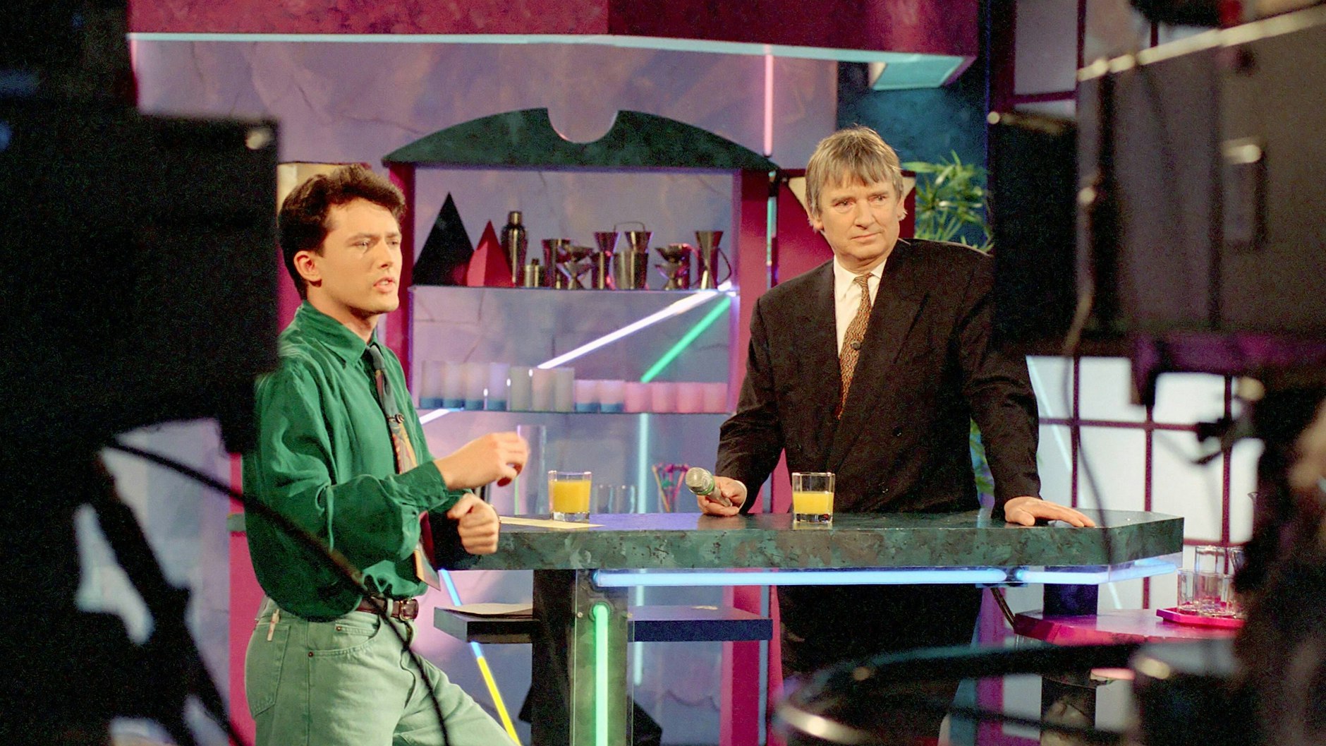 Das „Elf99“-Team führte auch gekonnt Interviews mit Politikern aus dem Westen: hier Moderator Steffen Twardowski mit dem damaligen SPD-Bundestagsabgeordneten Otto Schily (1990).