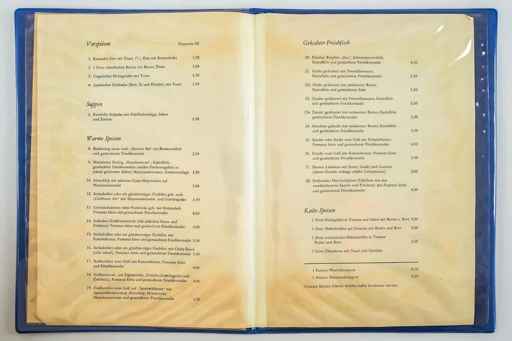 Die alte Speisekarte aus dem DDR-Museum Berlin zeigt, was es im Gastmahl des Meeres gab – und zu welchen Preisen.