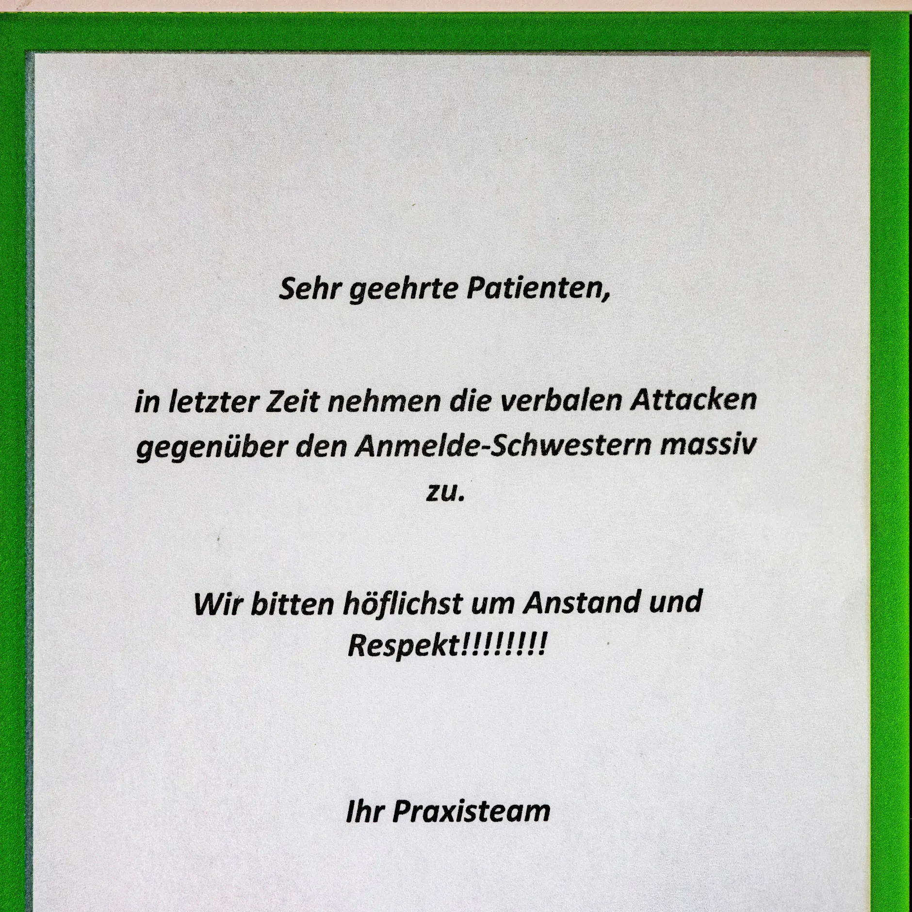 Mit diesem Zettel bittet das Team einer Arztpraxis um Anstand und Respekt.
