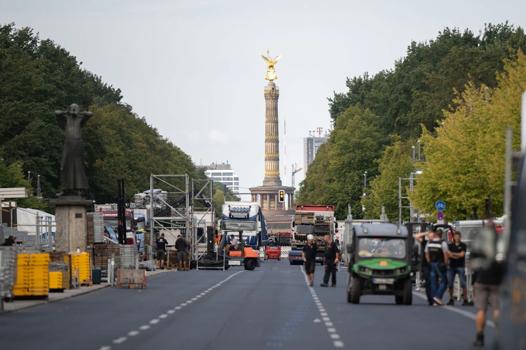 Auf der Straße des 17. Juni finden bereits Aufbauarbeiten für den Berlin-Marathon statt.