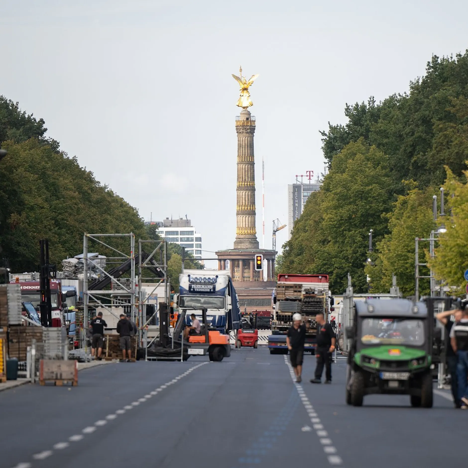 Berliner Autofahrer sauer: Straße des 17. Juni schon wieder dicht!