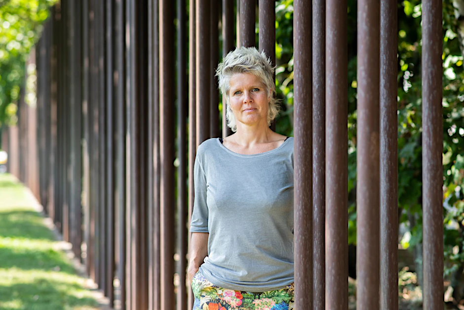 Svenja Flasspöhler, Chefredakteurin vom Philosophie Magazin, posiert an der Bernauer Straße.