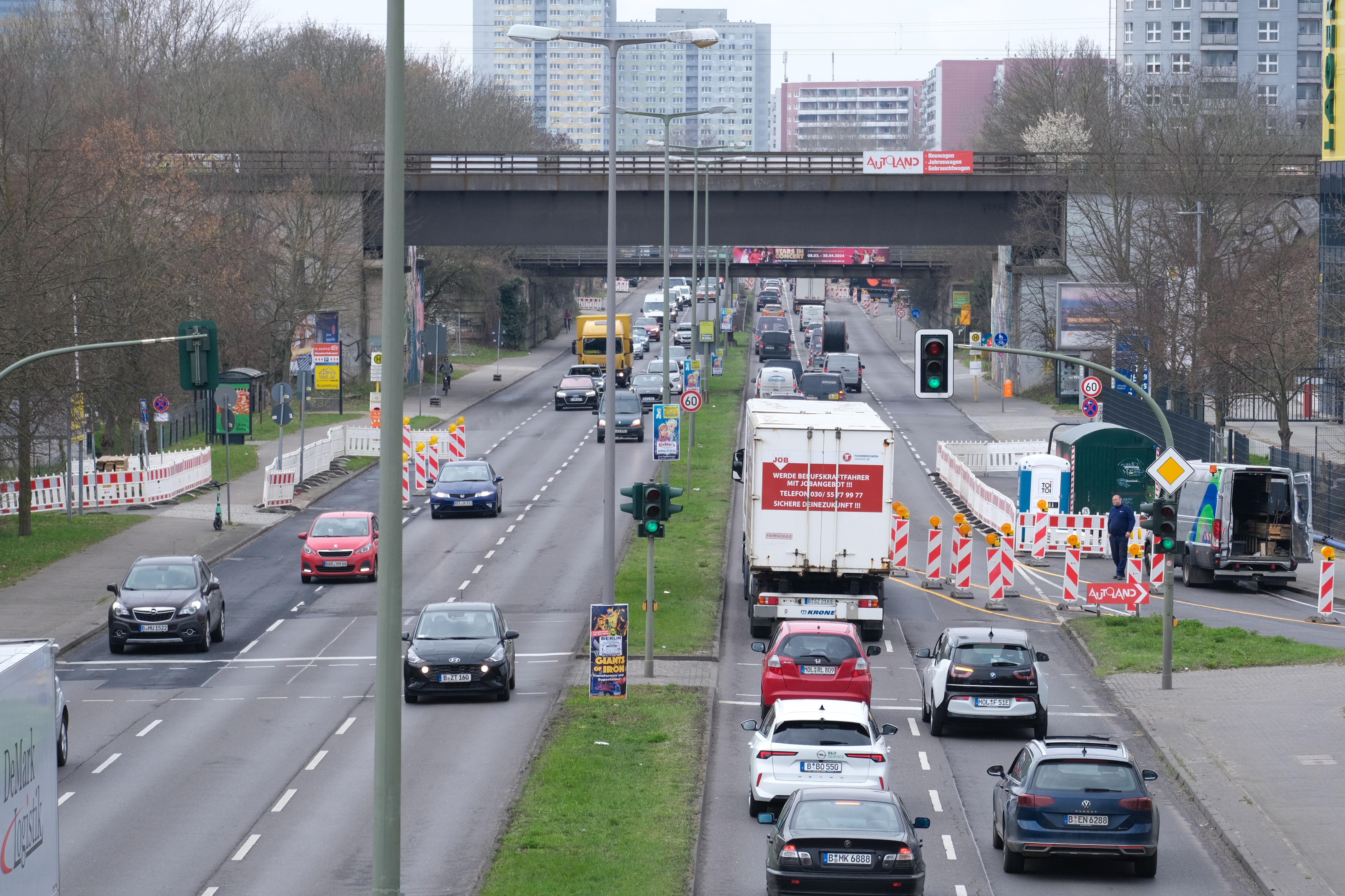 Stau-Start in die neue Woche: Chaos droht an Adlergestell und B1!