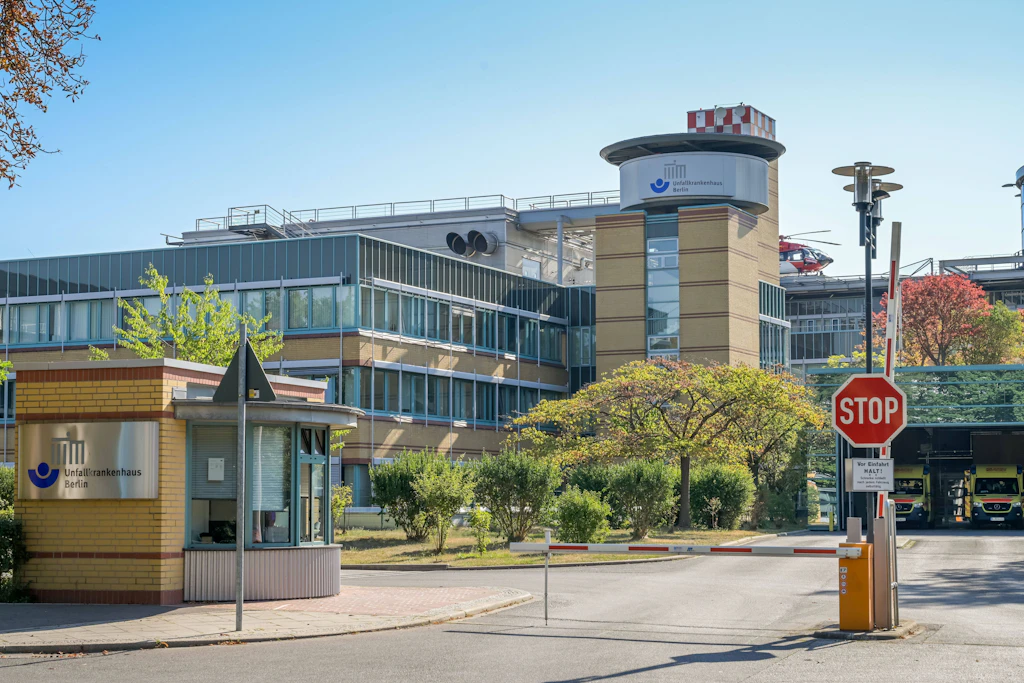 Das Unfallkrankenhaus Berlin unter praller Sonne: Das Großklinikum in Marzahn ist auf extreme Hitze eingestellt.