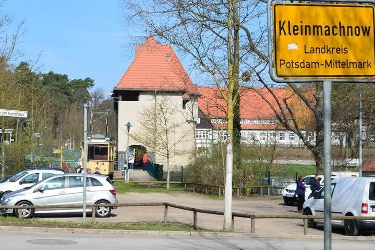 Von Stahnsdorf aus führt der Weg über die Schleusenbrücke nach Kleinmachnow.