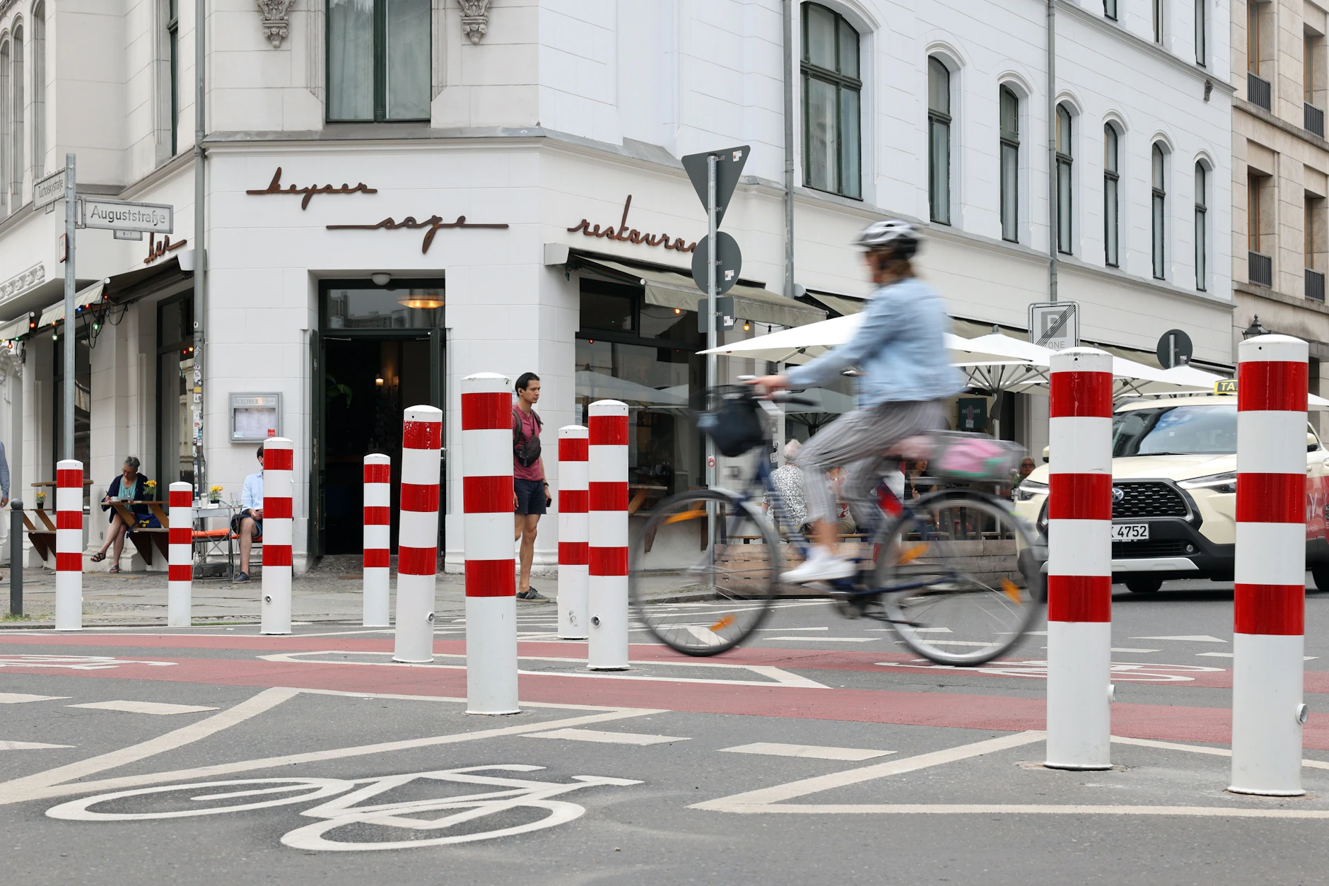 Viel weniger Radfahrer als gedacht nutzen diese Fahrradstraße in Berlin-Mitte. Die Durchfahrt für Autos an der Kreuzung August- Ecke Tucholskystraße wird durch rot-weiße Stahlpoller verhindert.