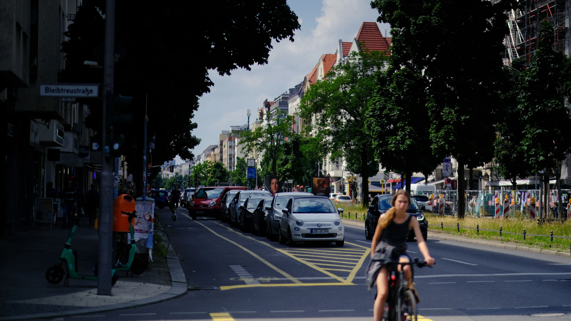 In der Kantstraße in Berlin-Charlottenburg gibt es nur noch eine Fahrspur für Autos: Rettungsdienste kommen nicht mehr durch, weil Autos nicht ausweichen können.