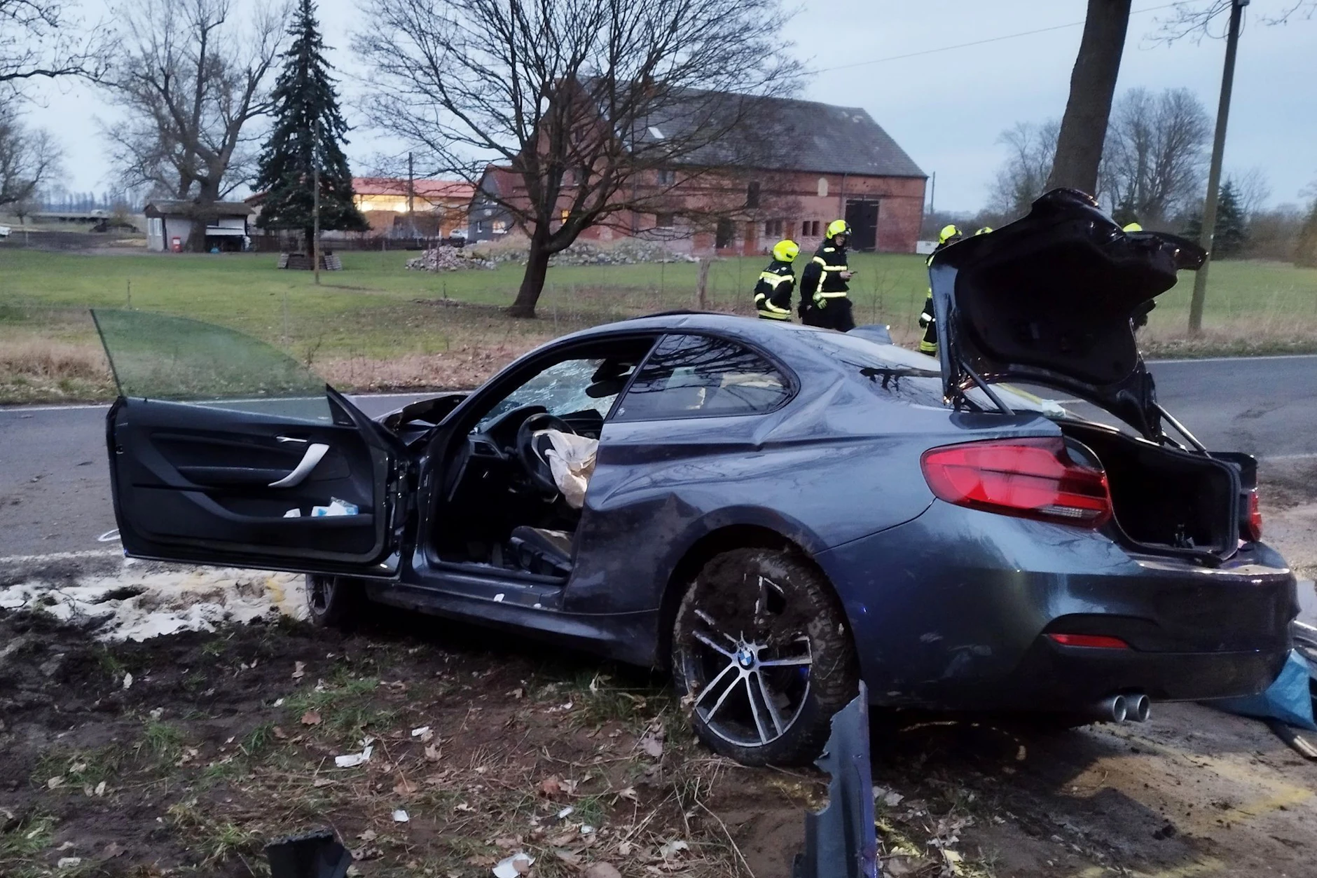 Ein Auto steht nach einem Unfall schwer beschädigt an einem Baum an einer Landstraße. Eine 95 Jahre alte Frau ist im Februar bei dem Autounfall nahe Kremmen (Landkreis Oberhavel) ums Leben gekommen. 