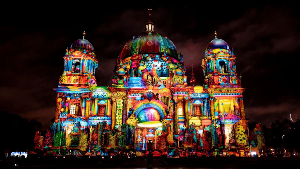 Der Berliner Dom wird von außen und in diesem Jahr auch von innen beleuchtet.