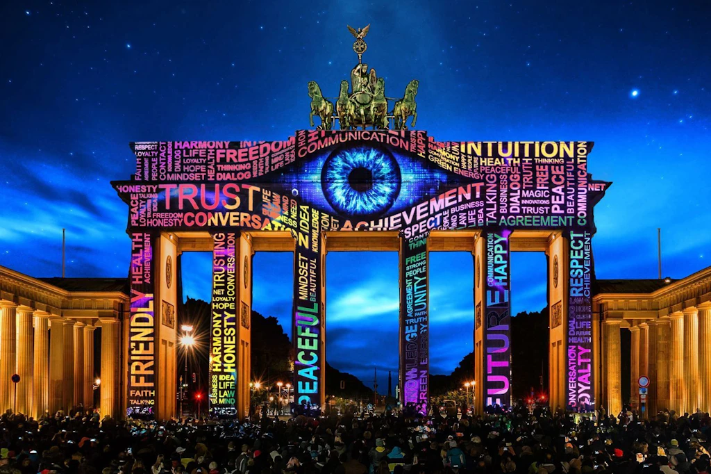 Das Brandenburger Tor erstrahlt auch in diesem Jahr wieder in bunten Farben.