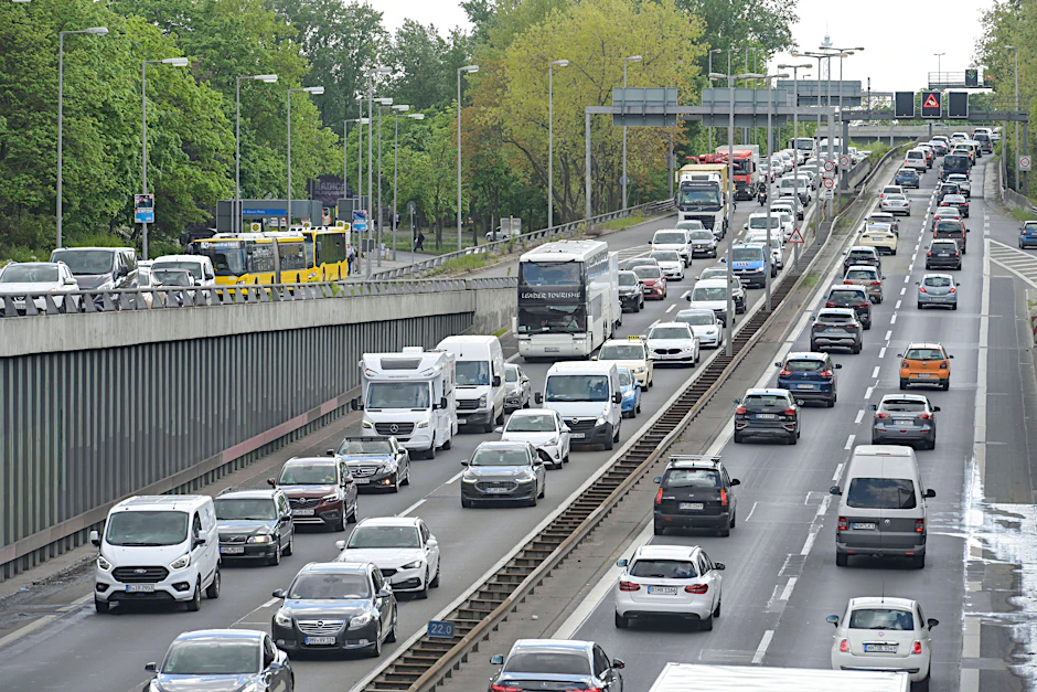 Eine stark genutzte Pendlerstrecke: Dichter Verkehr auf der Autobahn A111 in Berlin.