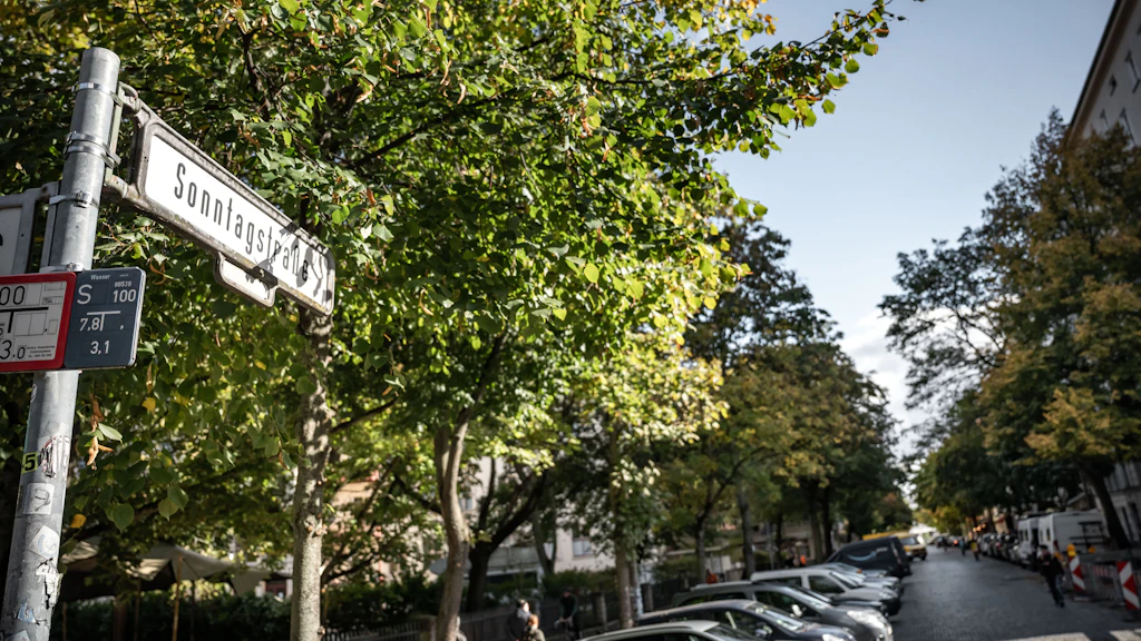 Durch die enge Sonntagstraße in Berlin-Friedrichshain soll in beiden Richtungen die Tram verkehren. Die Bäume müssten weichen.