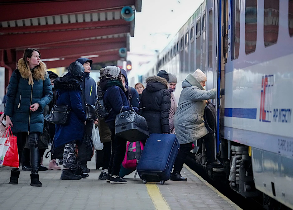 Geflüchtete aus der Ukraine steigen am Bahnhof von Przemysl in der Nähe der ukrainisch-polnischen Grenze in den Zug nach Berlin. 