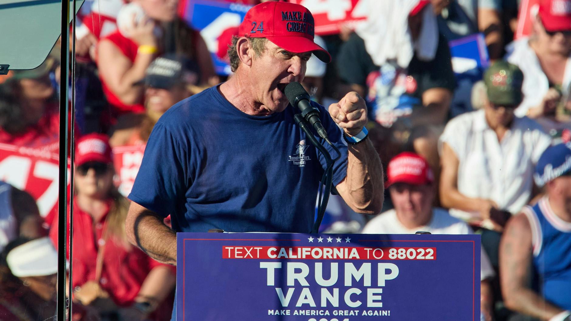 Hollywood-Star Dennis Quaid spricht bei einer Trump-Wahlveranstaltung in Coachella in Kalifornien.