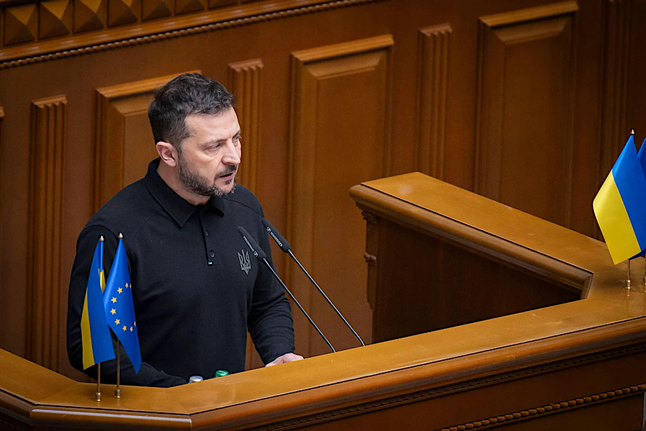 Der ukrainische Präsident Wolodymyr Selenskyj präsentiert seinen „Siegesplan“ im Parlament.