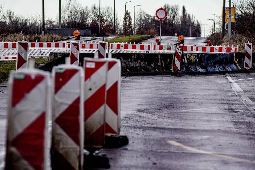 Früh am Morgen wird die Straße Alt-Biesdorf zum Nadelör.