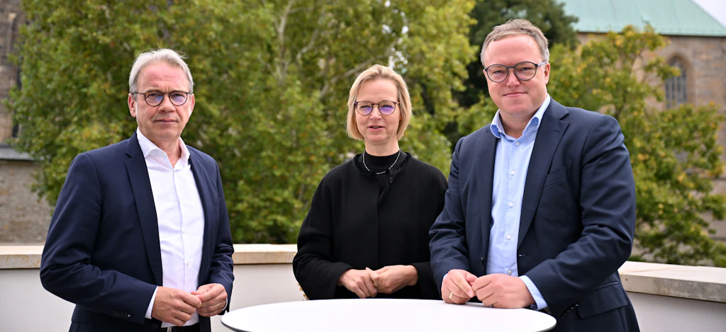 Erfurt: Georg Maier (l., SPD), Thüringer Parteichef und geschäftsführender Innenminister von Thüringen, Katja Wolf, BSW-Fraktionschefin, und Mario Voigt, CDU-Fraktionschef, stehen nach den Sondierungsgesprächen beieinander.