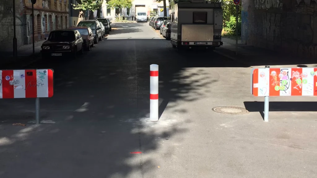 Um diesen Poller in der Stadthausstraße in Berlin-Lichtenberg gibt es Streit.