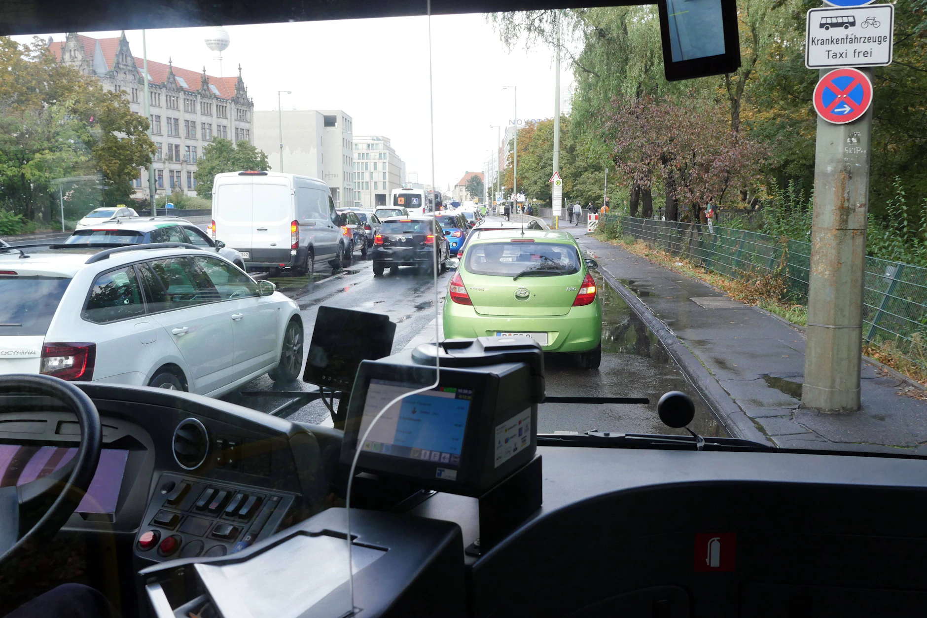 Auch der ständig zugestaute Mühlendamm würde innerhalb der City-Maut-Zone liegen.